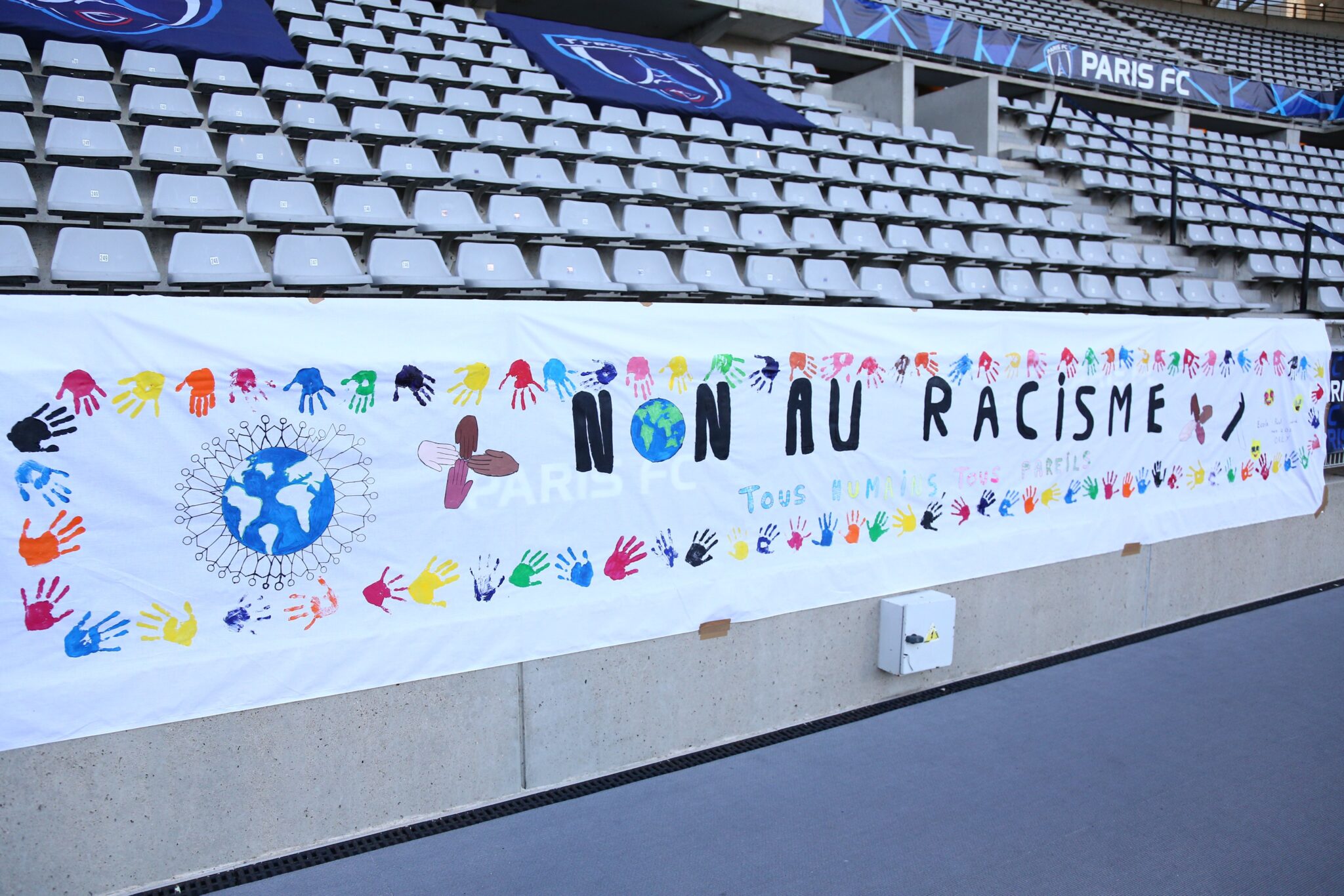 Une Banderole Contre Le Racisme R Alis E Par L Cole Paul Eluard Paris Fc