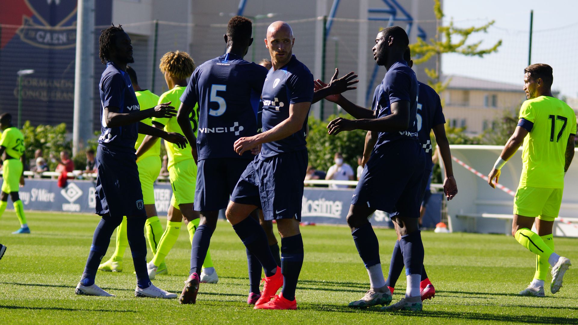 Paris fc. SM Caen стадион. Париж футбол. ФК Paris. Футболисты Парижа.