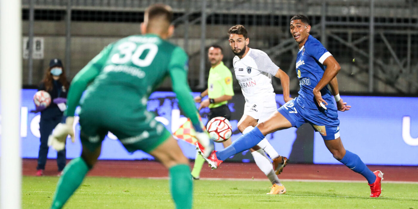 20 Julien LOPEZ (pfc) - 27 Bryan PASSI (cnfc) during the Ligue 2 BKT match between Niort and Paris FC at Stade Rene Gaillard on September 24, 2021 in Niort, France. (Photo by Romain Perrocheau/FEP/Icon Sport) - Stade Rene-Gaillard - Niort (France)