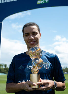 Ilan Kebbal a reçu son trophée de Meilleur Passeur de Ligue 2 BKT